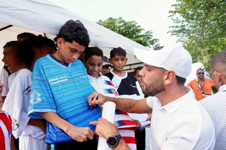 Sebastián Viera firmando autógrafos a niños beneficiados