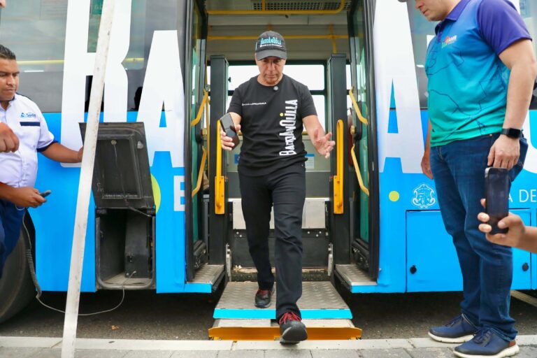 Alcalde Char bajando de un bus eléctrico