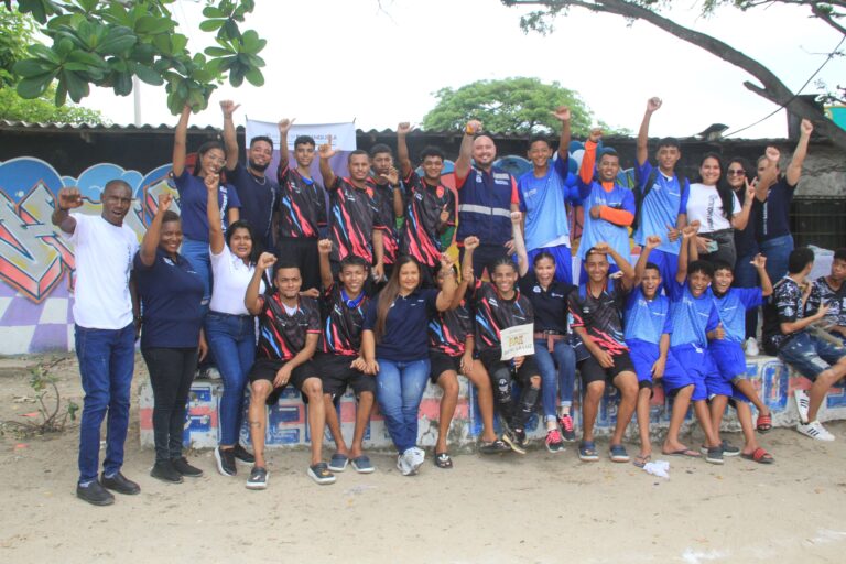 Participantes en torneo de fútbol, junto a funcionarios de la Alcaldía