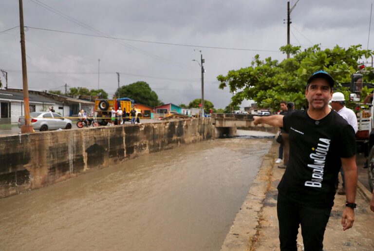 Alcalde Char inspecciona obras en arroyo de Rebolo