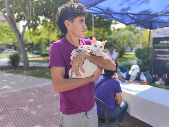 Cuidador carga a su mascota felina