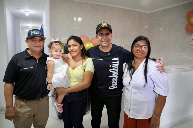 Alcalde Char junto a familia beneficiada con mejoramiento