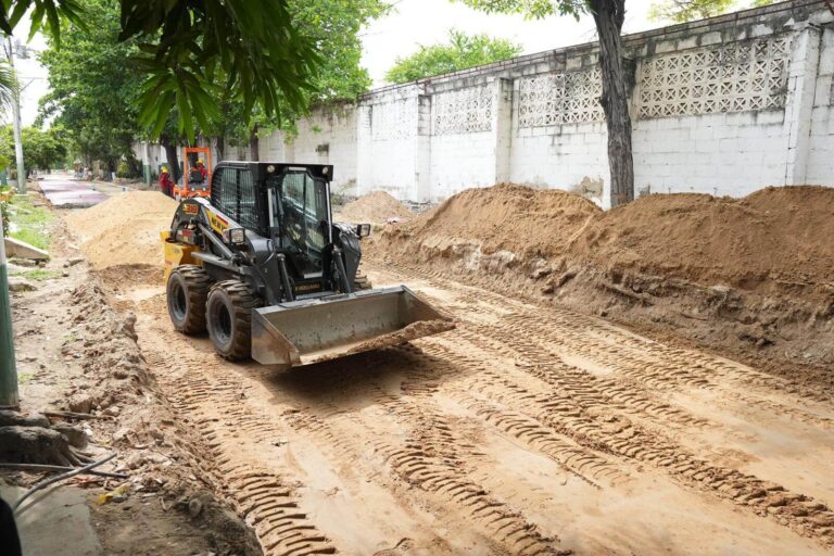 Catapila en obra de reparcheo de vía