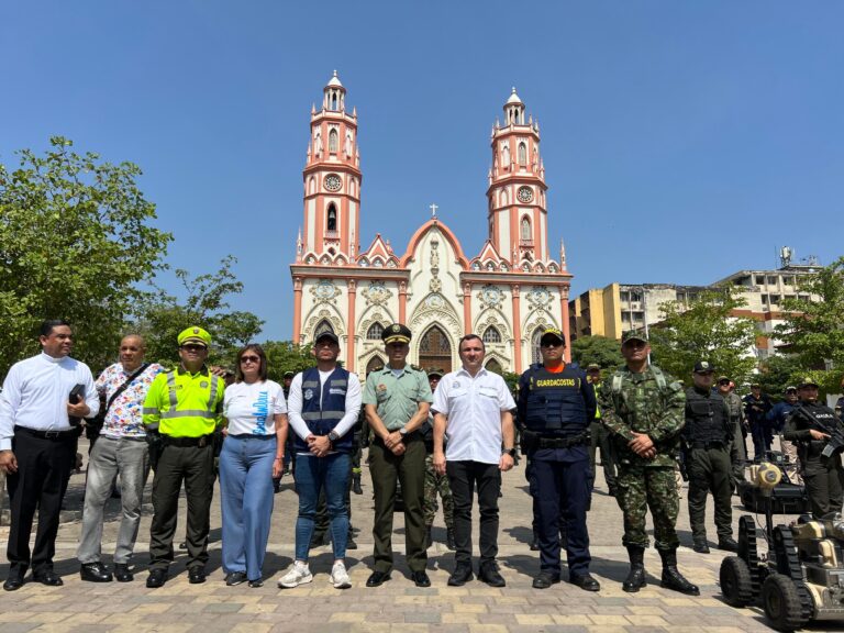 Autoridades civiles y militares y ecleciásticas en plaza de San Nicolás.