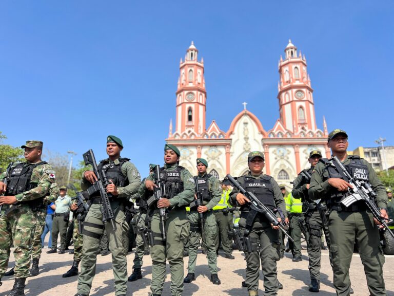 Grupo de policias en la plaza de San Nicolás.