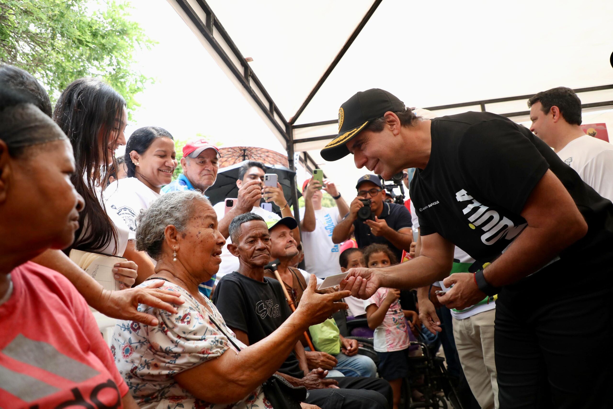 Alcalde Char compartiendo con adultos mayores