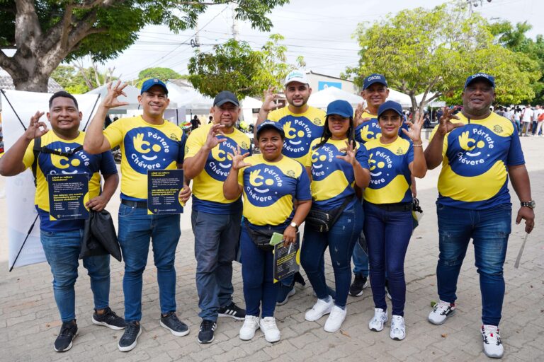 Grupo de funcionarios en campaña cultura ciudadana