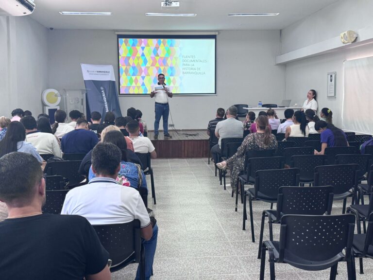 Expositor ante auditorio, hablando sobre la historia de Barranquilla.