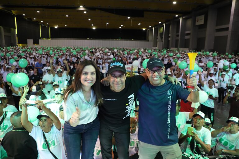 Alcalde Char, Katia Nule, Ismael Marín y beneficiarios celebrando mes del Adulto Mayor