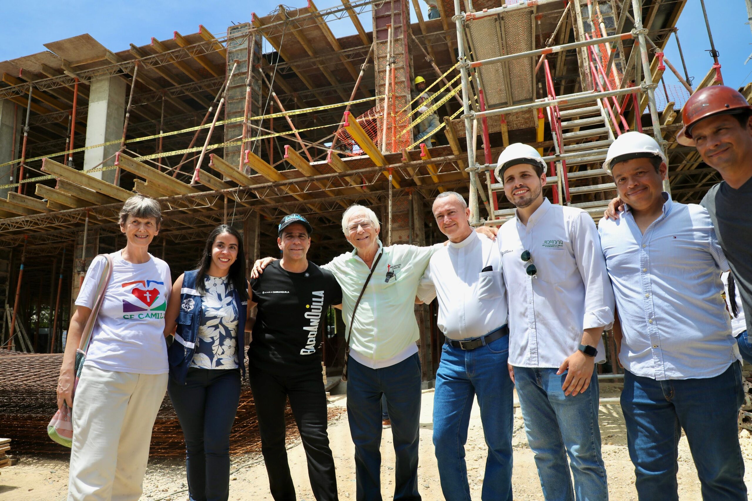 Alcalde Char junto a funcionarios en las obras del Hospital San Camilo