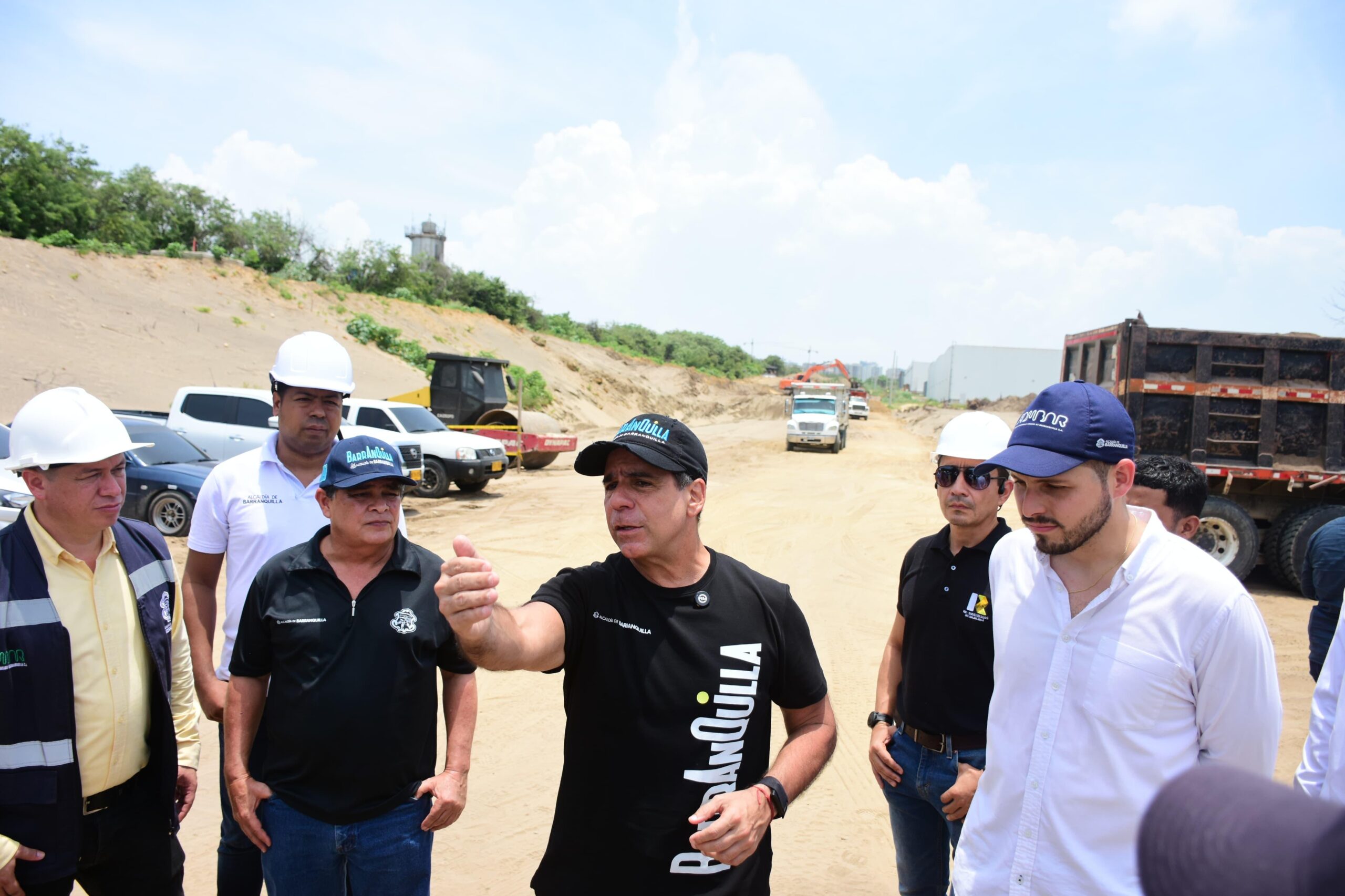 Alcalde Char junto a funcionarios inspeccionando las obras en la calle 98