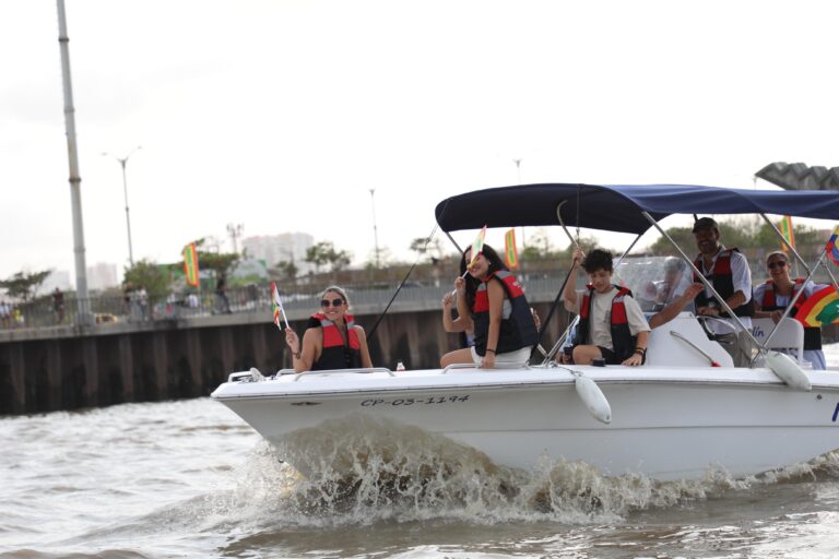 Tripulantes a bordo de una lancha en el río Magdalena.