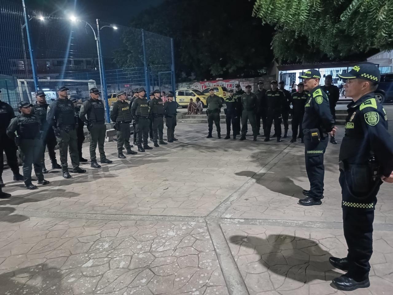 Grupo de policías recibiendo instrucciones operativas.