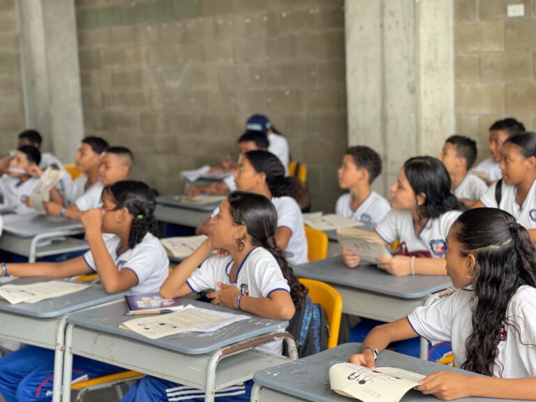 Grupo de niños en el aula de clases.