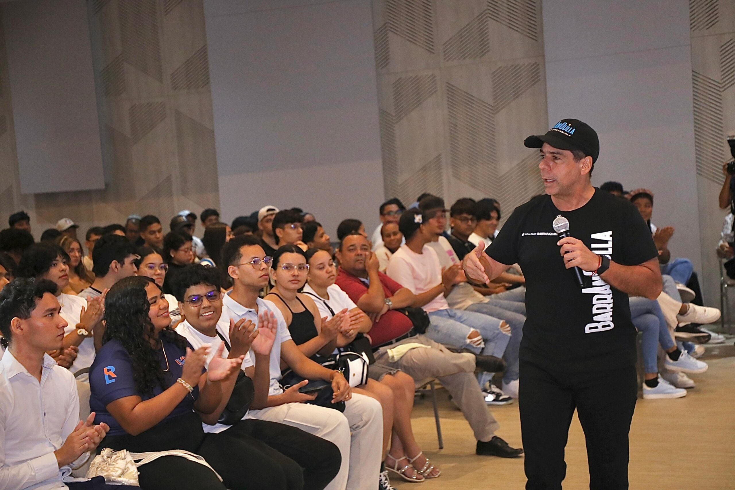 Alcalde Alejandro Char hablando a estudiantes.