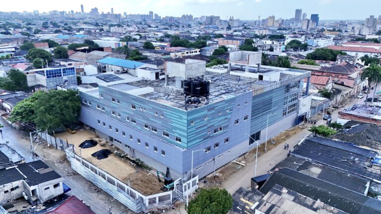 Vista panorámica de la construcción del nuevo Hospital de Barranquilla.