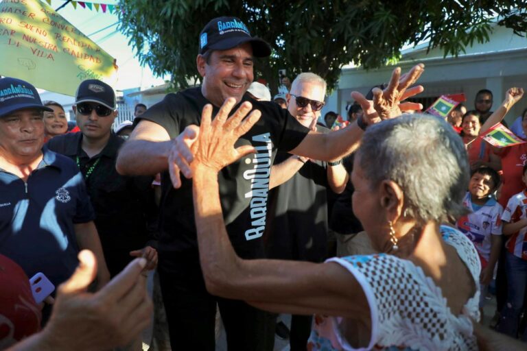 El Alcalde Alejandro Char saluda a ciudadanos.