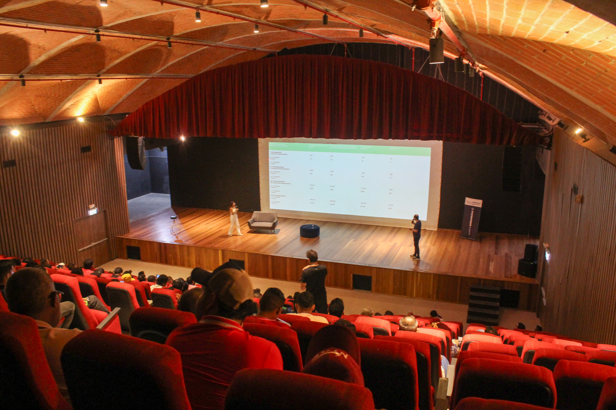 Grupo de personas en auditorio Escuela Distrital de Arte -EDA.