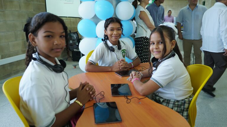 Estudiantes de colegio con tablets