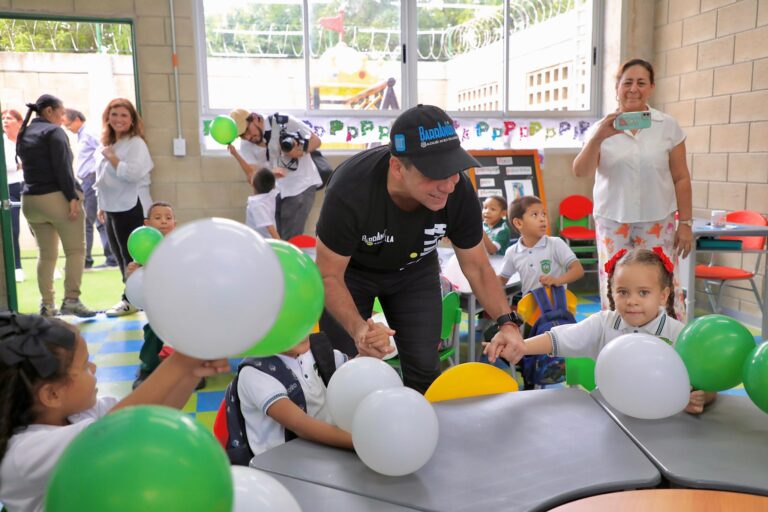 Estudiantes felices de El Bosque, disfrutando y beneficiando de las nuevas aulas y áreas mejoradas