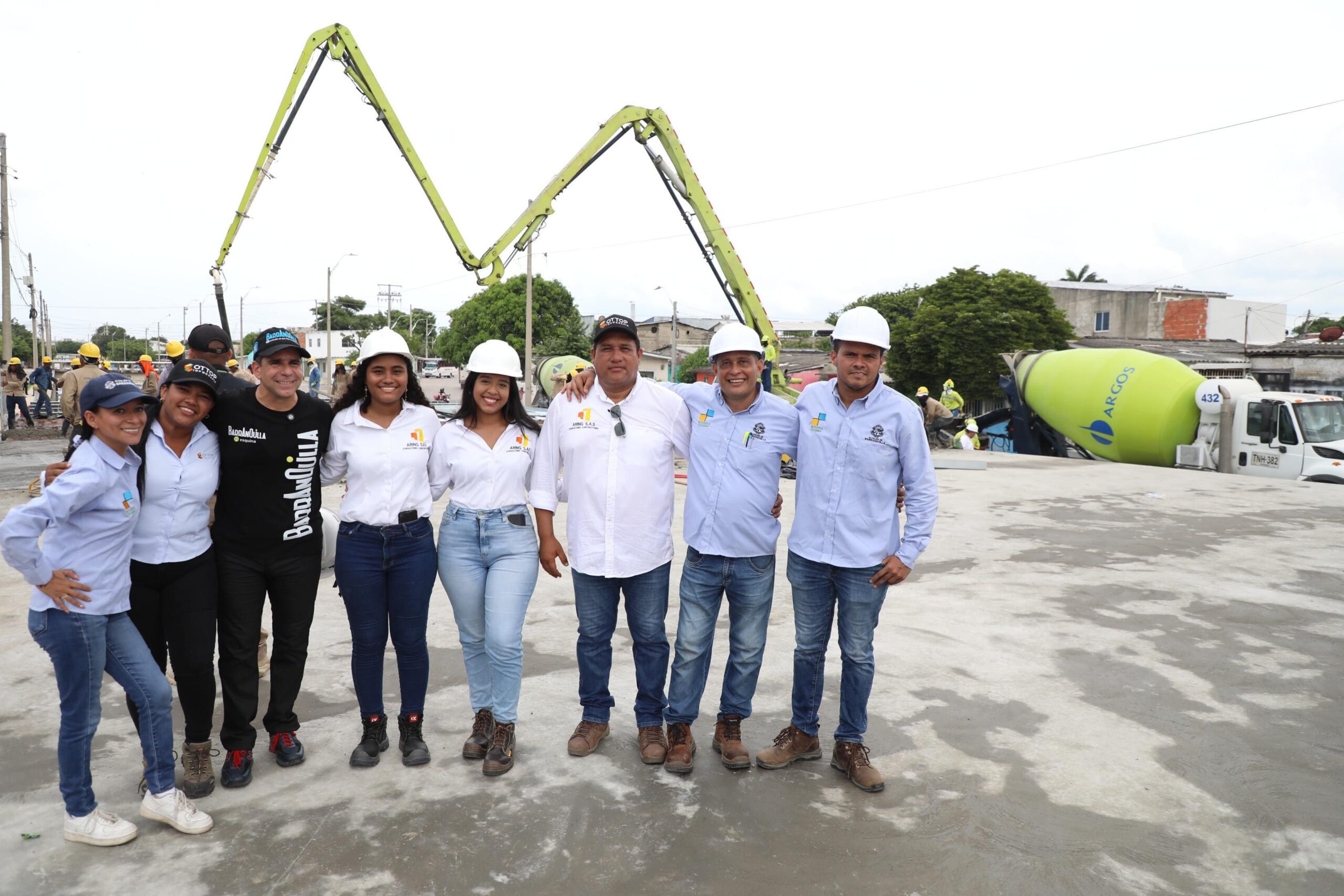 Alcalde Char y equipo de obras en losa Malecón Suroriente