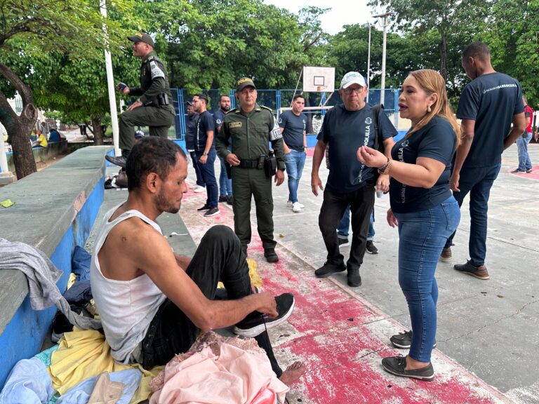 Funcionarios de Alcaldía con habitante de calle en intervención en parque Universal.