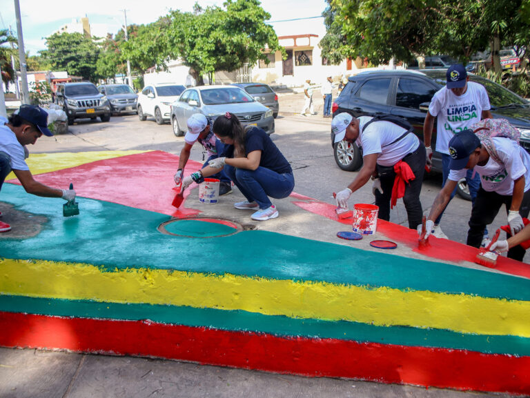 Personas pintando bajo puente la 38