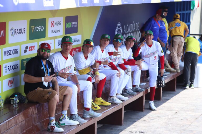 Jugadores del Mundial de Béisbol Sub-15 en el estadio Édgar Rentería