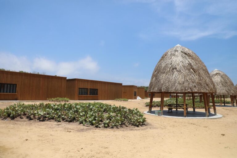 Estructuras y kioscos de Puerto Mocho