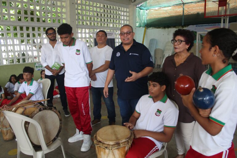 Secretario de Cultura comparte con grupo musical de estudiantes