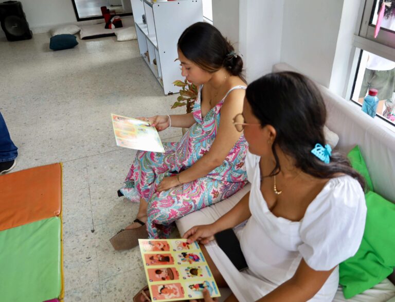 Mujeres en gestación leyendo plegables 