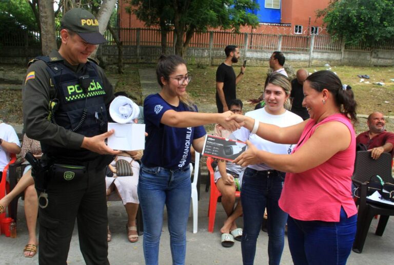 Funcionaria entrega cámaras de seguridad a comerciantes