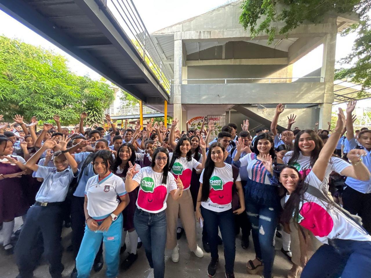 Secretaria de Salud con grupo de estudiantes y psicólogos estrategia Chatlemos