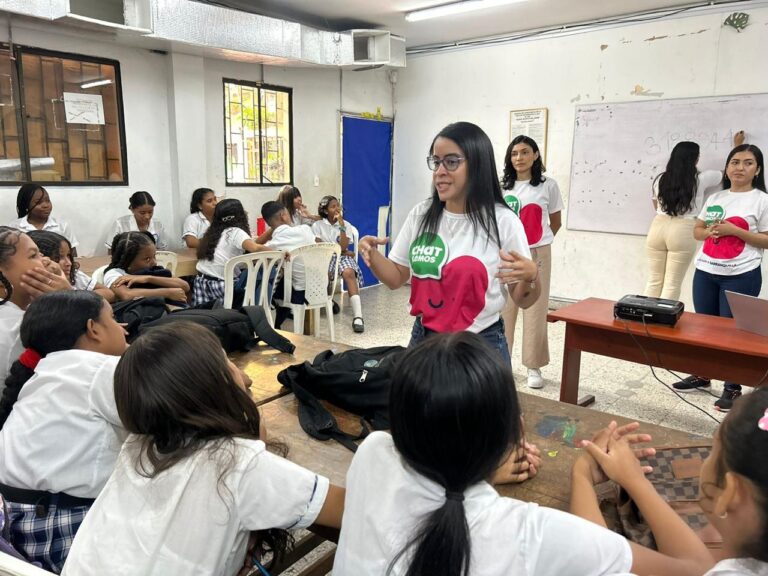 Secretaria de Salud explicando a grupo de estudiantes la estrategia Chatlemos 