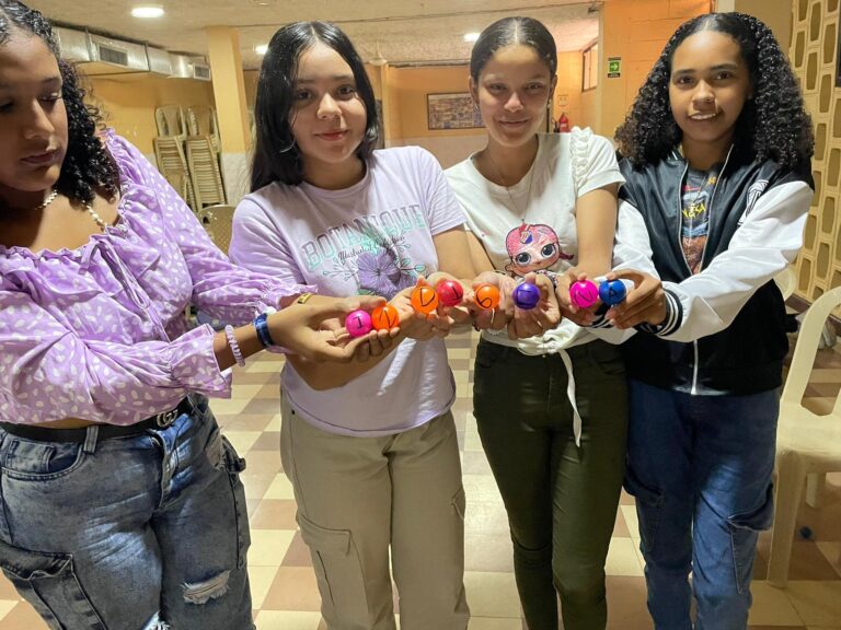 Adolescentes disfrutando del Diplomado de Historia de Barranquilla.