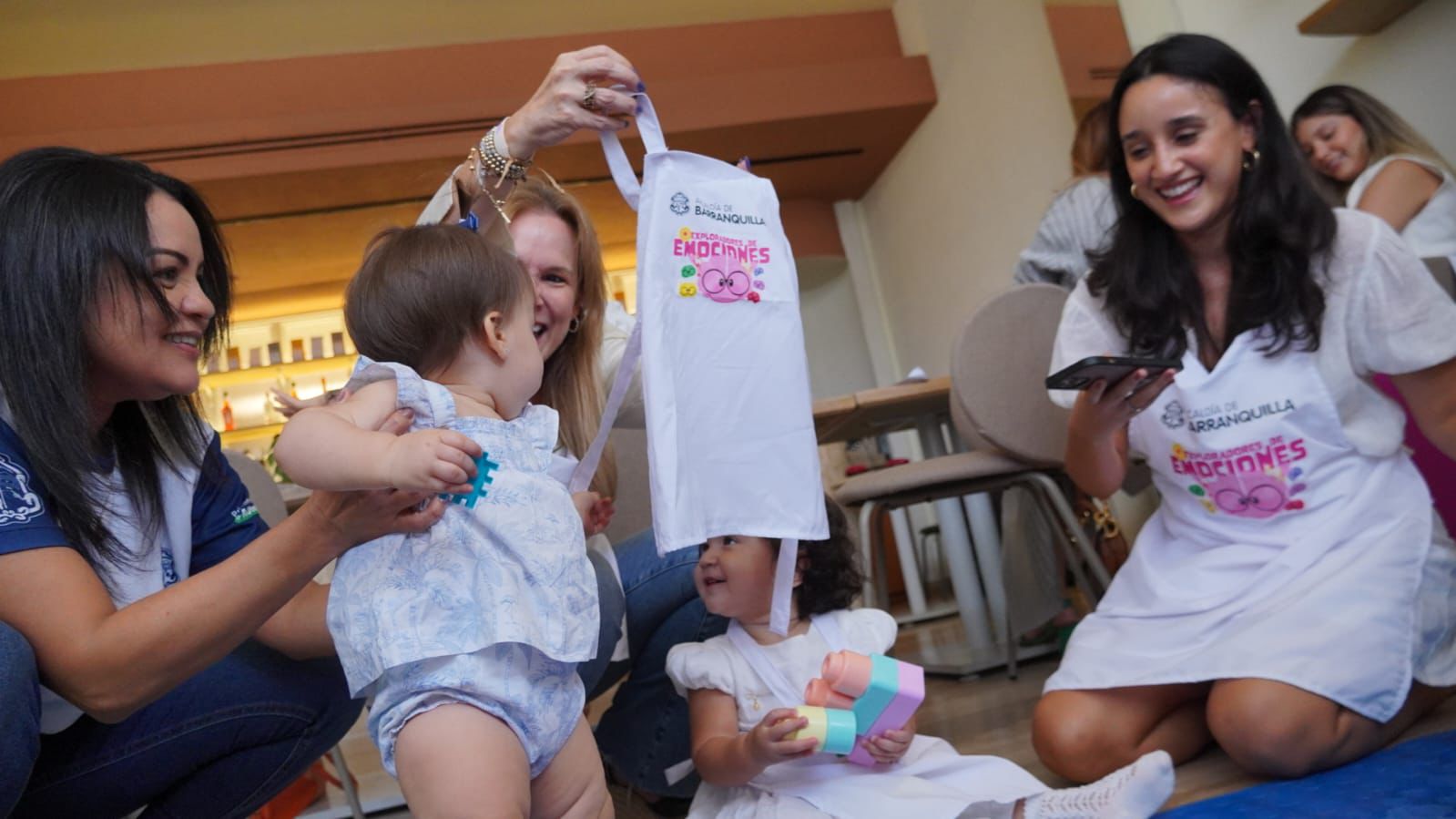 Funcionarias Alcaldía en actividad con bebés en Semana de la Primera Infancia.