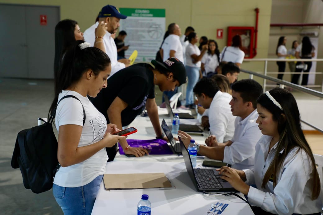 Estudiantes recibiendo información proporcionada por funcionarios