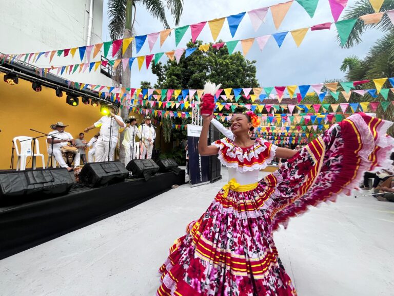 Cumbiambera con músicos  bailando en el Festival Nacional de Gaitas de Oveja  