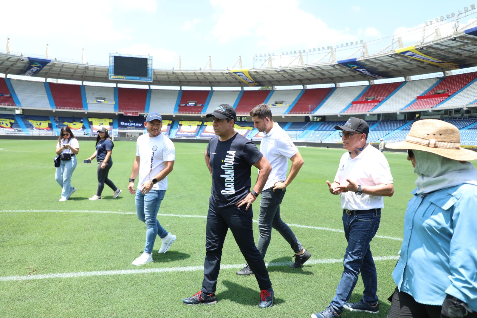 Alcalde Char, Daniel Trujillo y Nelsón Patrón junto a personas en el estadio Metropolitano.