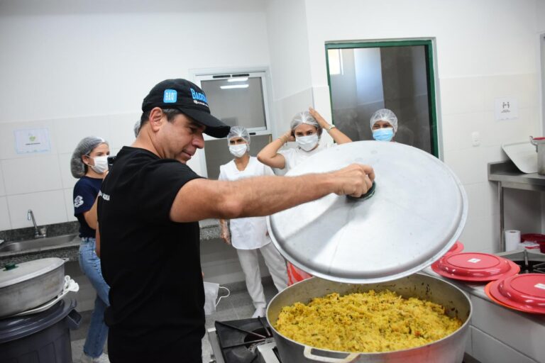 Mandatario conociendo de mano de las manipuladoras de alimentos, el proceso de preparación de los alimentos, supervisando la calidad de la comida que consumen los niños, niñas y jóvenes. 