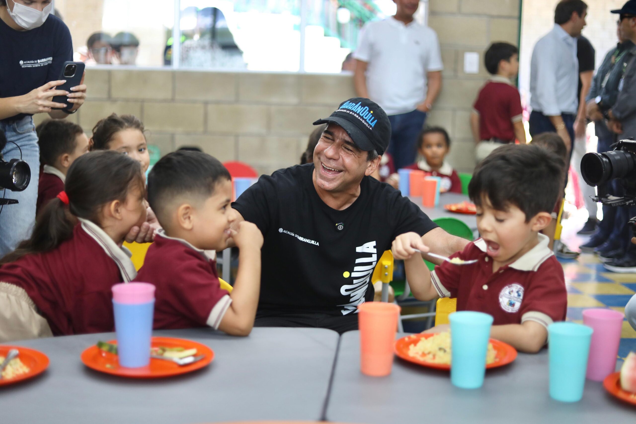 Compartiendo delicioso almuerzo el Alcalde Alejandro Char y estudiantes de la IED La Unión