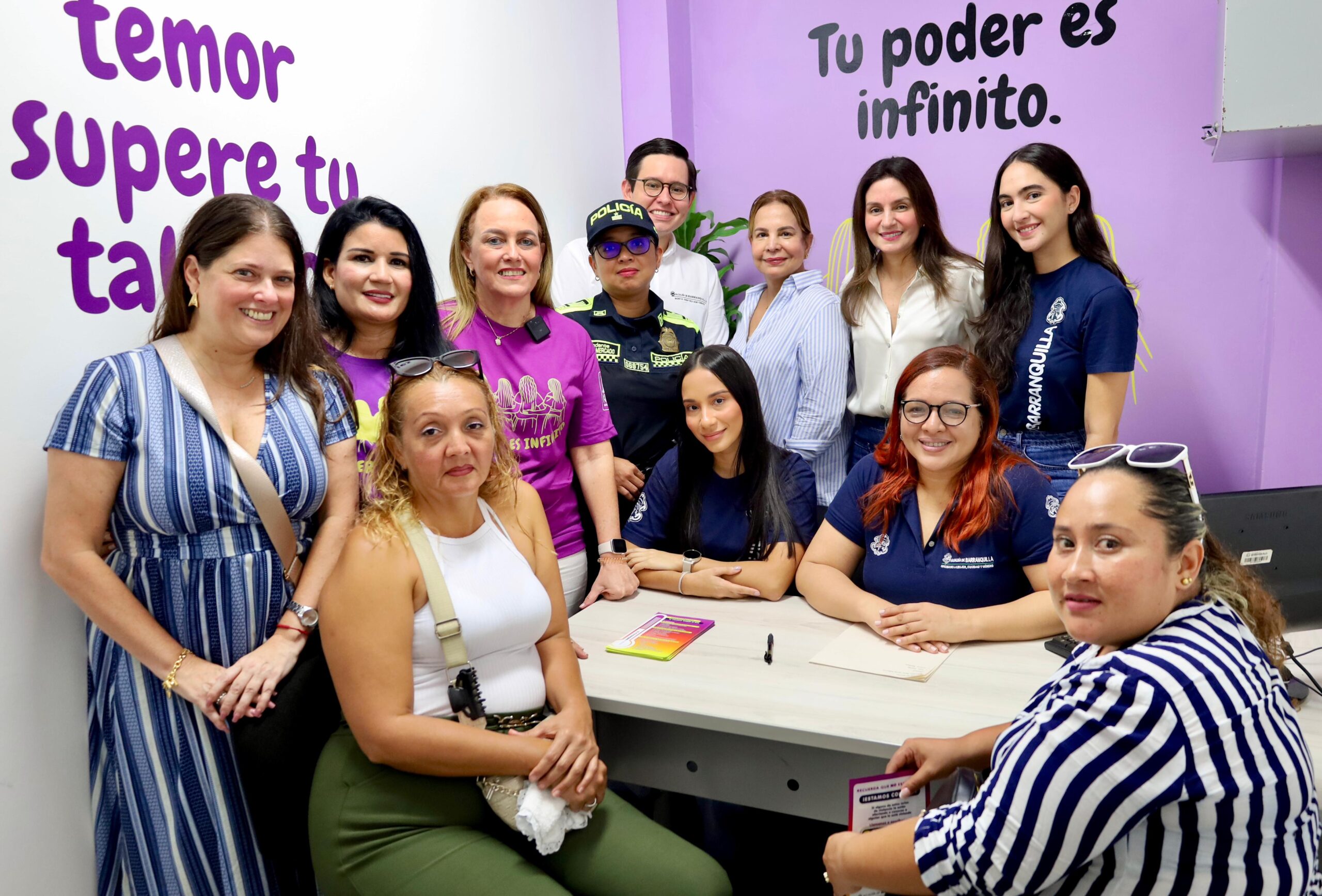 Katia Nule y grupo de personas en nuevo punto atención a la mujer Alcaldía Norte.