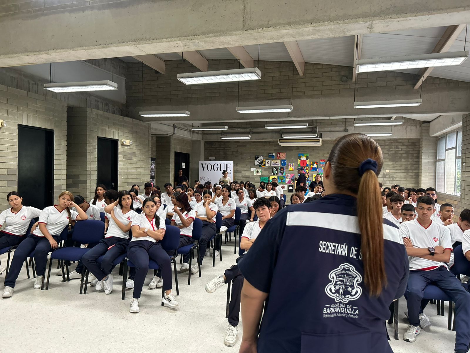 Funcionaria de la Alcaldía de Barranquilla enseñando sobre salud sexual y reproductiva a los estudiantes.