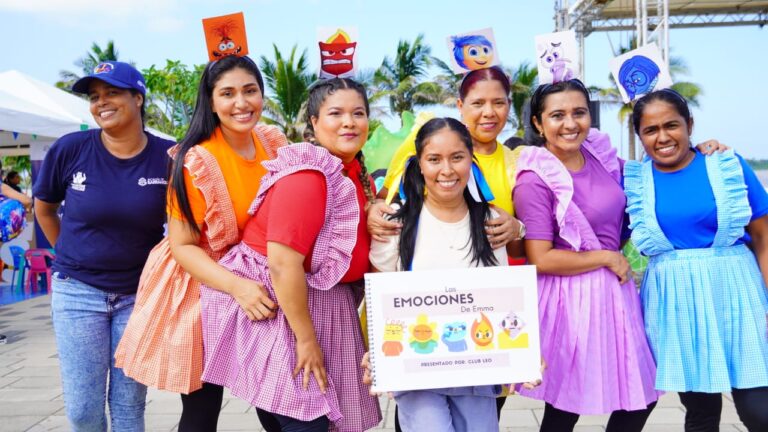 Participantes programa TOC TOC Primera Infancia con un cartel de las emociones