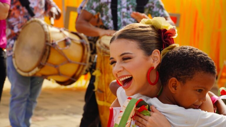 Tatiana Fernández abrazando a un niño en la clausura de la Semana de la Primera Infancia.