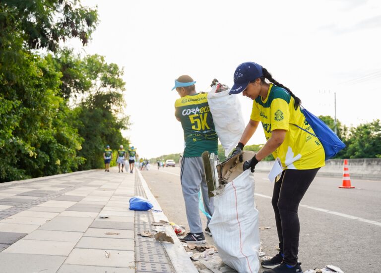 Voluntarios participando en la recolección de basura.