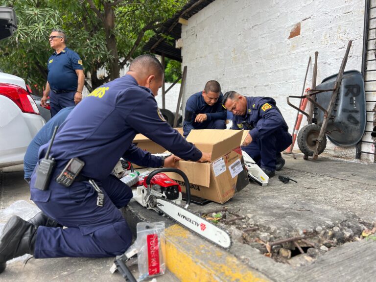 Grupo de Bomberos armando equipos de apoyo.