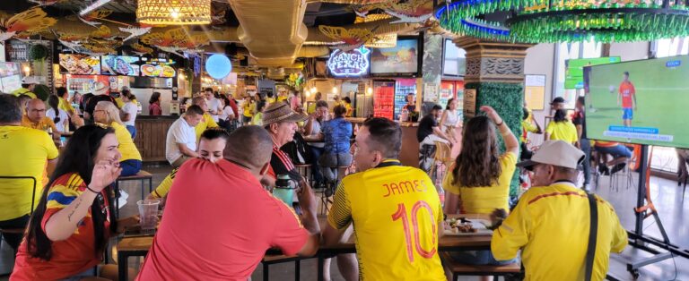 Comensales en restaurantes de Caimán del Río observan el partido de eliminatoria.