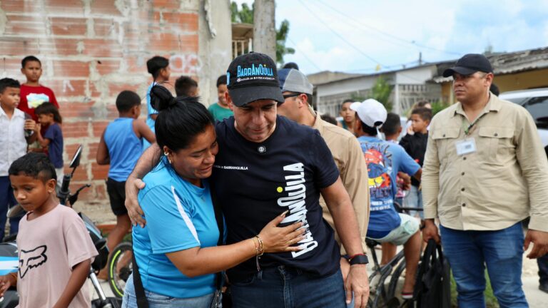 Alcalde Char abraza a ciudadana afectada por la temporada invernal.