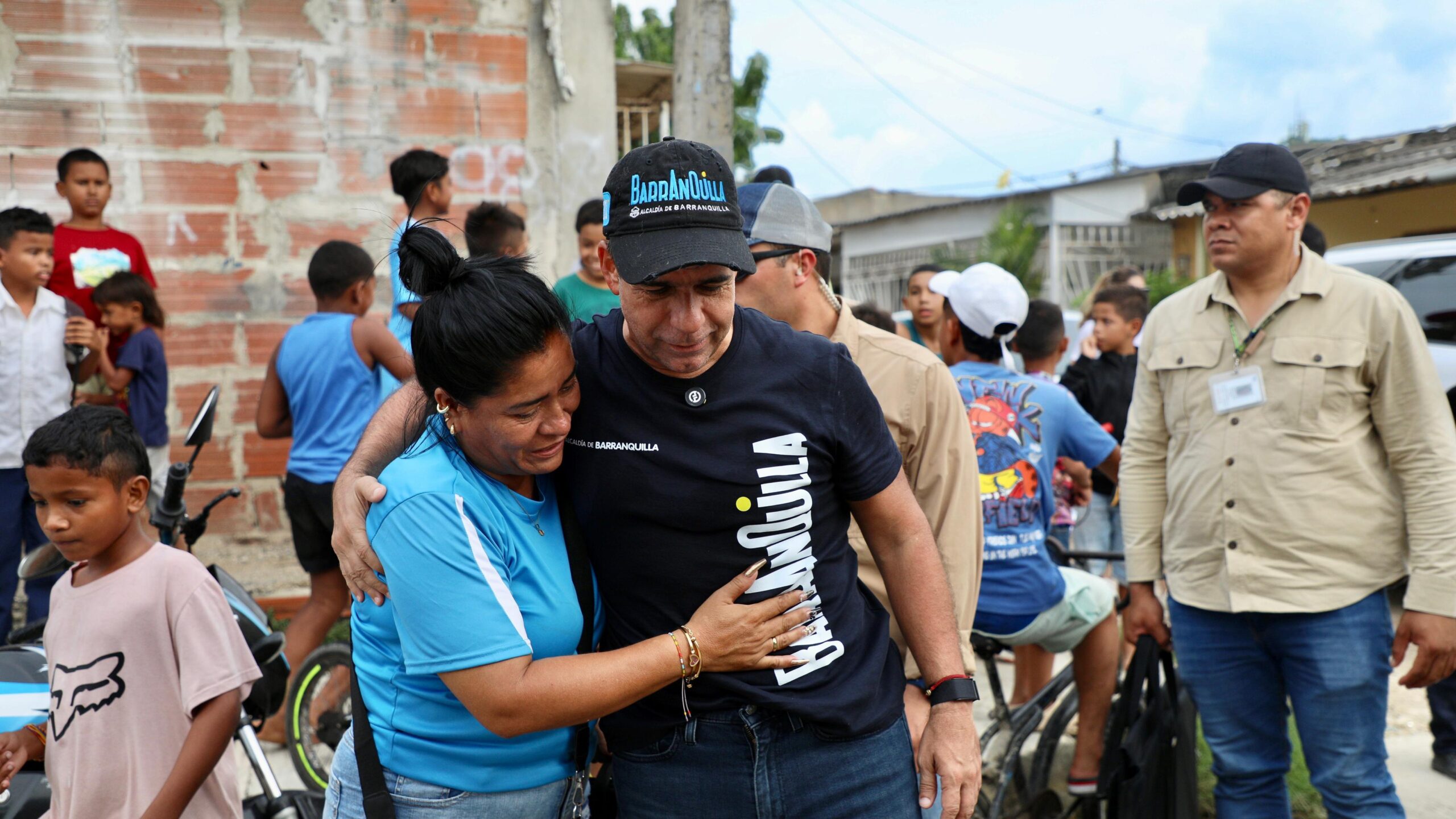 Alcalde Char abraza a ciudadana afectada por la temporada invernal.